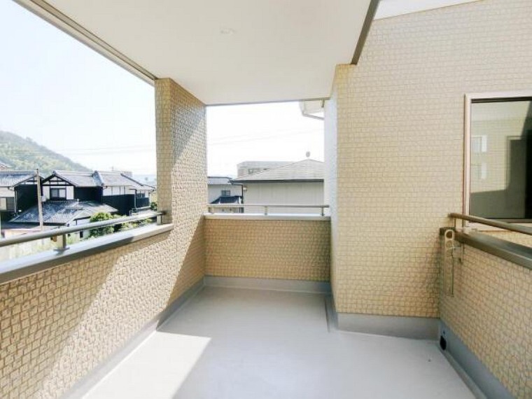 バルコニー 屋根のあるバルコニーは突然の雨でも安心です。