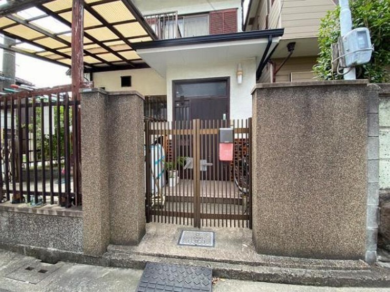 玄関 小・中学校まで徒歩圏内です