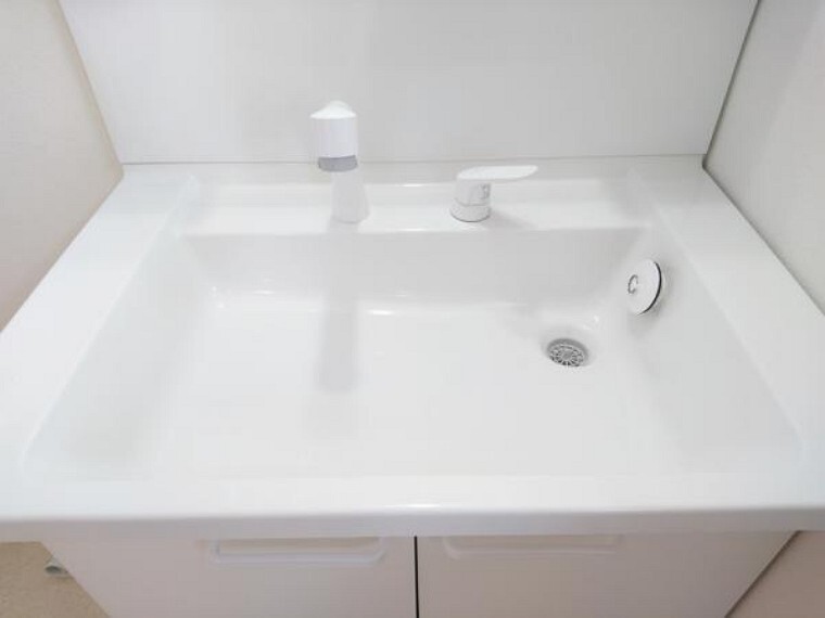 構造・工法・仕様 【同仕様写真】TOTO社製の洗面化粧台に新品交換します。お湯と水をきっちり使い分けられる「エコシングル水栓」で省エネを実現。新開発のキャビネットは大幅に収納力をアップした大容量タイプです。