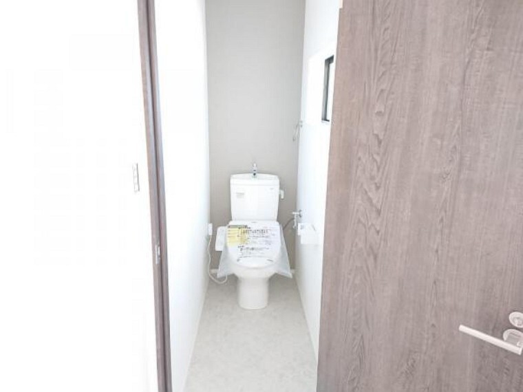 トイレ 【リフォーム済】トイレはTOTO製の温水洗浄機能付きに新品交換しました。表面は凹凸がないため汚れが付きにくく、継ぎ目のない形状でお手入れが簡単です。節水機能付きなのでお財布にも優しいですね。