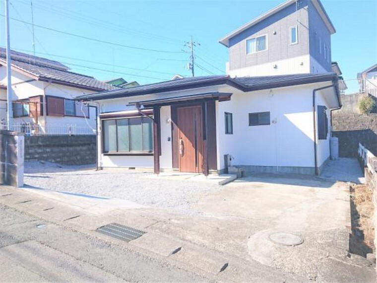 駐車場 【リフォーム済】門塀を一部撤去して、駐車場の間口を広げました。庭木も伐採して砕石敷きで仕上げましたので計2台駐車できるスペースになりました。