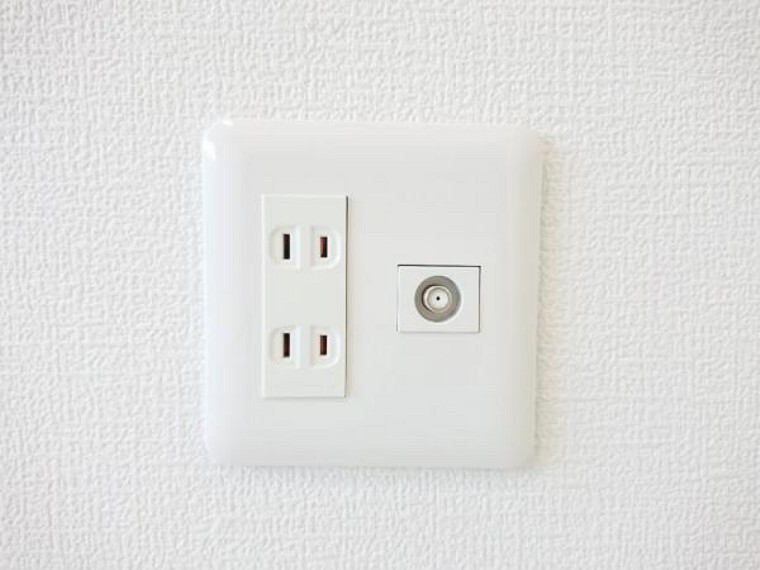 専用部・室内写真 【リフォーム済】全居室にコンセントとTVジャックを設置しました。コンセントが足りない箇所には必要に応じて増設も行っています。生活してみないと気付かない部分もカバーしています。