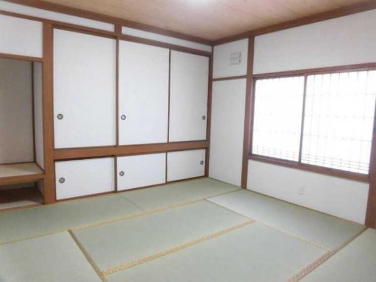 【リフォーム済】8畳の和室です。畳は表替えを行いました。新品の畳表だと寝転がるのも気持ちがいいですよね。イグサの香りで落ち着いた時間をお過ごしください。窓はペアサッシなので暖かいですね。