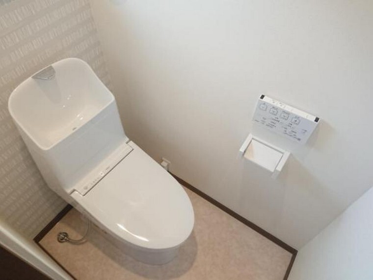 トイレ 【リフォーム済】トイレはTOTO製の温水洗浄機能付きに新品交換しました。表面は凹凸がないため汚れが付きにくく、継ぎ目のない形状でお手入れが簡単です。節水機能付きなのでお財布にも優しいですね。