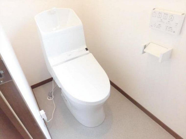 トイレ 【同仕様写真】新品の暖房洗浄便座付トイレです。便器は陶器表面の凸凹をツルツルに。汚れが付きにくく、落ちやすいです。