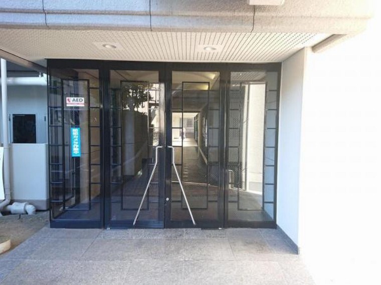 玄関 【共用部】マンション入り口の様子です。