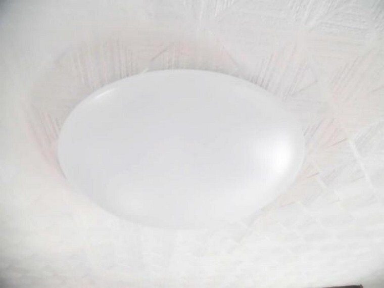 【同仕様写真】各居室にはLED照明器具を新設します。リモコン付きで操作も簡単。LEDですので節約にもなります。
