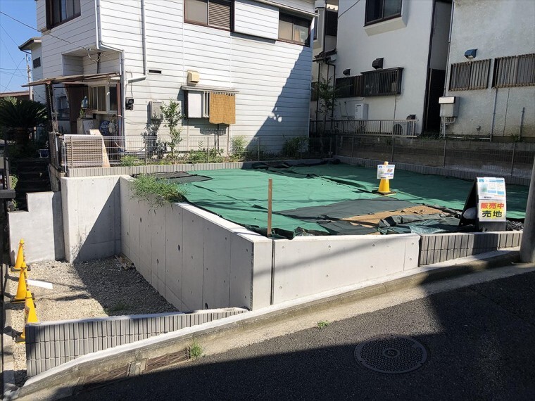 現況写真 前面道路は閑静な住宅地をはしる車通りの少ない道路。お車の出し入れが苦手なママや小さなお子様にも安心ですね。しっかり舗装もされているので、ベビーカーや自転車で通っても快適に通行できます。