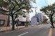 前面道路は歩道付きの広い道路のため開放的な印象です。