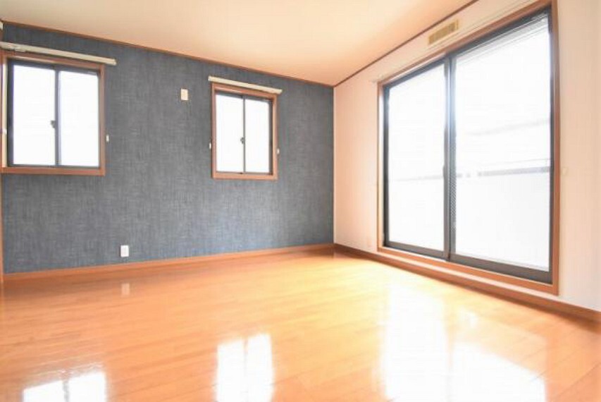 9帖の洋室!窓が大きく、日中の温かい光がお部屋全体に降り注ぎます