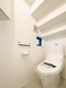 トイレ 階段したを有効活用したトイレスペース。お掃除もしやすいフチレストイレ
