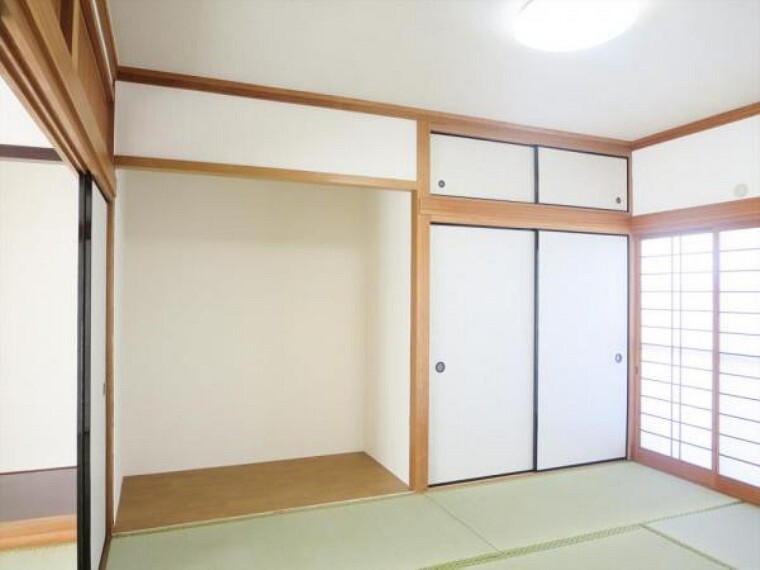 (リフォーム済)1階6畳和室は天井、壁をクロス貼りにし、畳を表替え・障子と襖を貼替しました。タンス置き場がありますので、家具で畳が傷つかないで済みますね。