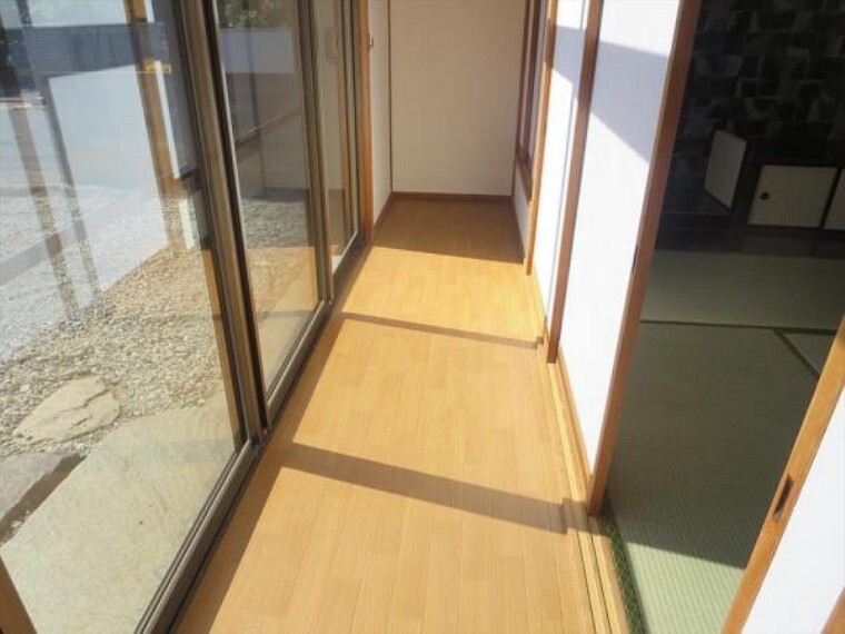 (リフォーム済)南向きで日当たりの良い広縁はクリーニングを行いました。冬場は日向ぼっこしたり、雨の日は洗濯物を干す場所にしてもいいですね。