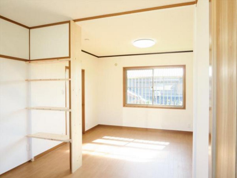 (リフォーム済)2階西側洋室は2部屋をつなげて10.5帖のお部屋に変更しました。お子様が小さいうちは二人で子供部屋としてシェアするのもいいですね。