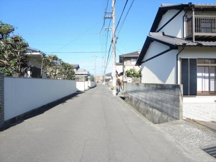 現況写真 前面の道幅は4.8m、敷地西側が水路を挟んで公道に接しています。交通量はそれほど多くありませんので落ち着いて生活できますよ。