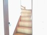 【リフォーム中5/15撮影】階段はクリーニングと手すりの交換、ノンスリップの取り付け、クロスの張替えを行います。安心して上り下りができるようにリフォームします。