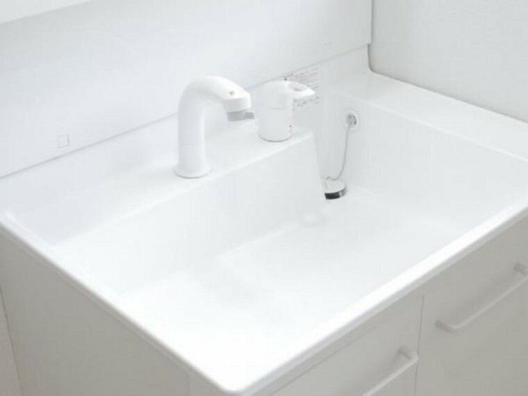 専用部・室内写真 【同仕様写真】新品交換する洗面化粧台の水栓は、お湯と水をきちんと使い分けられるエコシングル水栓です。お湯のムダづかいを防ぐので、ガス代も節約。家計に優しい設計です。