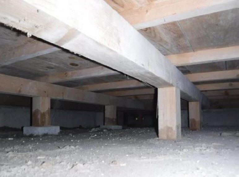 中古住宅の3大リスクである、雨漏り、主要構造部分の欠陥や腐食、給排水管の漏水や故障を2年間保証します。その前提で床下まで確認の上でリフォームし、シロアリの被害調査と防除工事もおこないます。