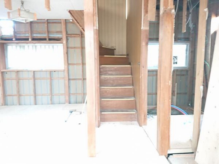 玄関 【リフォーム中:11/16撮影】もともと居室だった部分を一部削り、玄関ホールを広げます。床が傷んでいたため木材を交換いたします。クロス・フローリング張、ドア・LED照明交換します。
