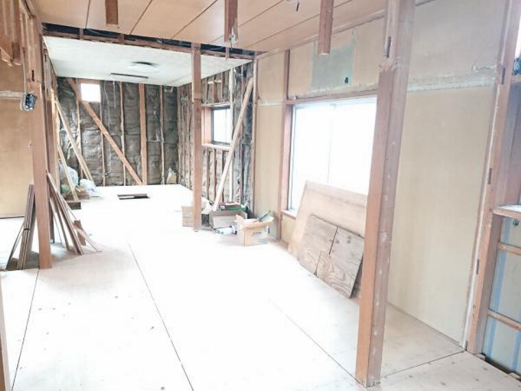 洋室 【リフォーム中:11/16撮影】北側7.5帖の居室です。もともと二部屋になっていたところを繋げるので広く使えます。床が傷んでいたため、木材を交換いたします。クロス・フローリング張、ドア・LED照明交換します。