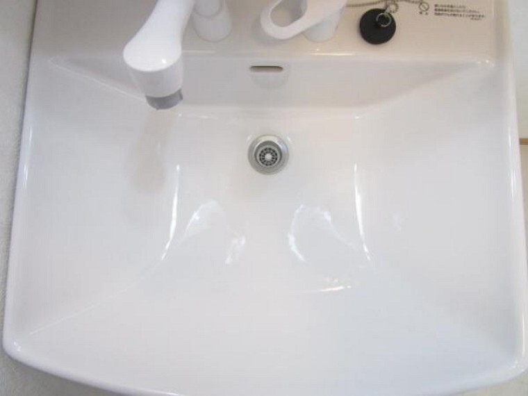 専用部・室内写真 【同仕様写真】新品交換する洗面化粧台の水栓は、お湯と水をきちんと使い分けられるエコシングル水栓です。お湯のムダづかいを防ぐので、ガス代も節約。家計に優しい設計です。