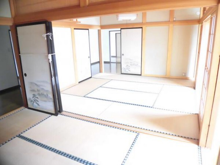 【リフォーム前】玄関から入って左側に位置する8帖と6帖の和室です。
