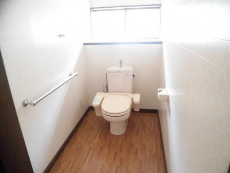 トイレ 【リフォーム前】トイレは洗浄機能付きトイレにリフォームする予定です。床はクッションフロアー張替え、壁や天井はクロス張替えします。