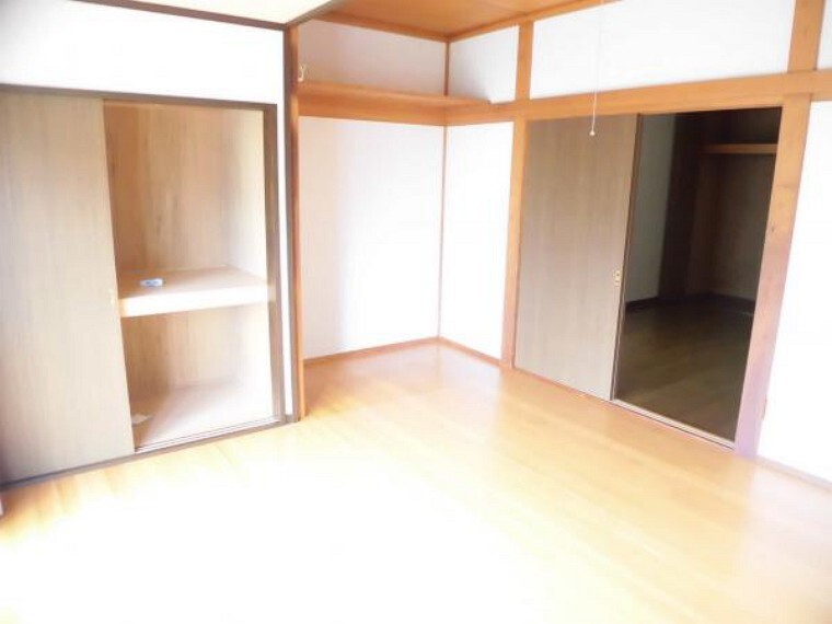 【リフォーム前】西側8帖の洋室は、床フローリング張替え、壁や天井クロス張替え、照明交換を予定しています。