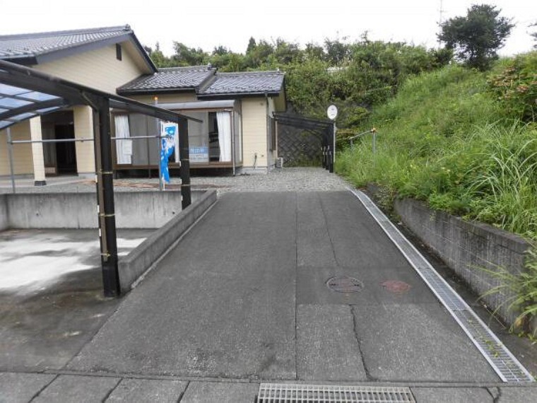 駐車場 【リフォーム前】カーポートの他に縦列2台可能な駐車スペースがあります。