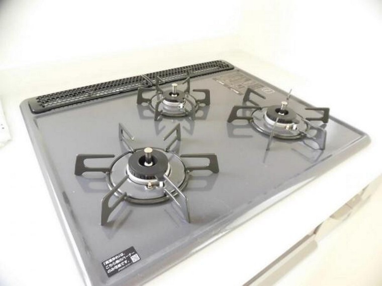 【同仕様写真】新品交換したキッチンのコンロは3口タイプのものを設置します。ストレスなく楽しくお料理ができますよ。
