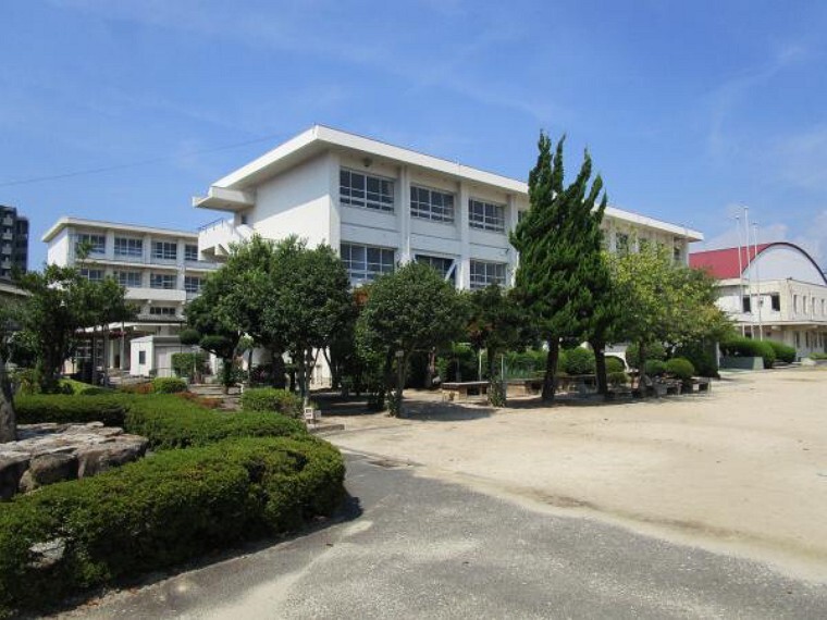 小学校 【周辺環境】八坂小学校まで300m(徒歩4分)。