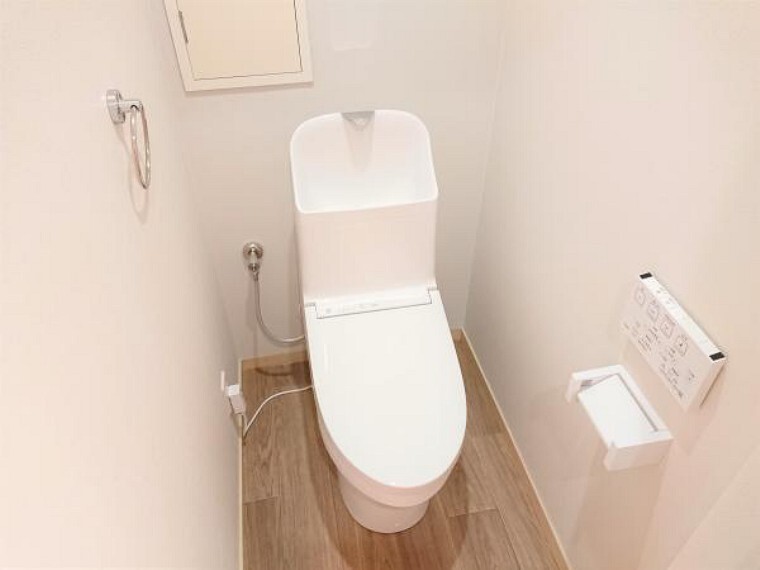 トイレ 【リフォーム済】トイレはTOTO製の温水洗浄便座に新品交換しました。表面は凹凸がないため汚れが付きにくく、継ぎ目のない形状でお手入れが簡単です。節水機能付きなのでお財布にも優しいですね。