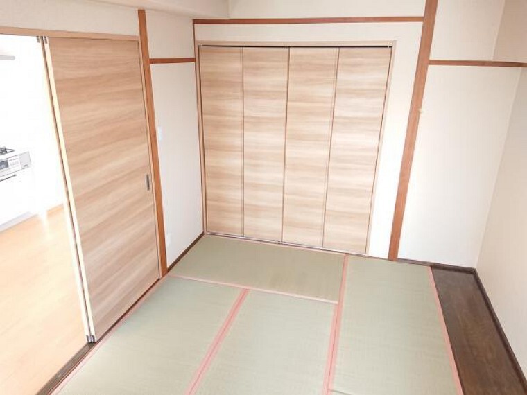【リフォーム済】和室は畳の表替えと襖の張替え、壁のクロス張りを行いました。リビングと続き間になっているので、仕切って個室としても、引き違い戸を開けてリビングを広く使うことも出来ます。
