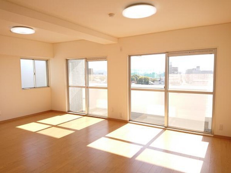 【リフォーム済】北側から見た東南2面に窓があり、明るく風通しの良いお部屋です。