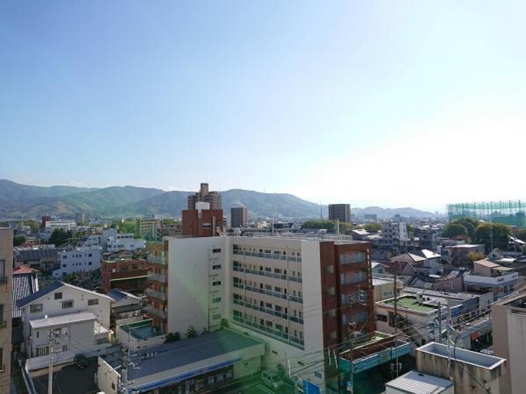 眺望 【景観写真】ベランダからの景色です。8階なので見晴らしも良いです。