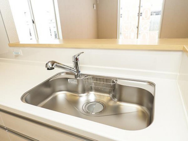 \同仕様写真/蛇口の先端に浄水器を内蔵。場所をとらない浄水器です。