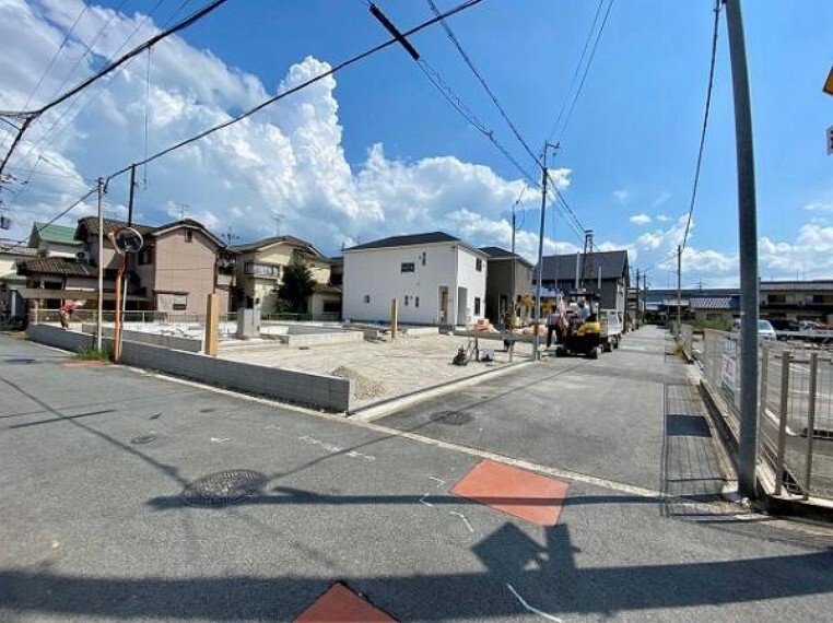 周辺の街並み 前道はスッキリして見通しの良い道路になっております