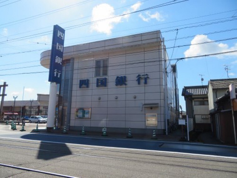 銀行 【銀行】四国銀行 南国支店まで342m