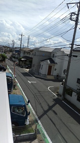 現況写真 ベランダから見た前面道路。見通し良好です。