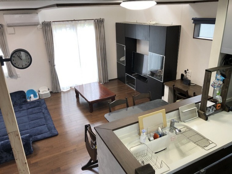 居間・リビング 吹抜け天井で、部屋に入った瞬間感じる開放感のあるリビング! ポカポカとした日差しが感じられる空間です。