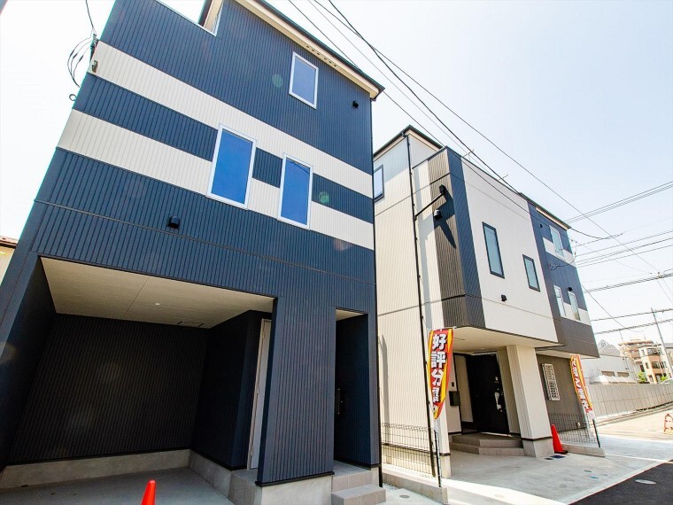 現況外観写真 モダンでスタイリッシュなデザインが閑静な住宅街に映える住戸。