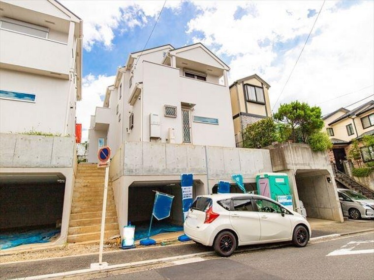 現況外観写真 住む人を映し出す洗練された佇まいは、いつまでも輝き続けながらいつしか街の風景に溶け込んでいきます。