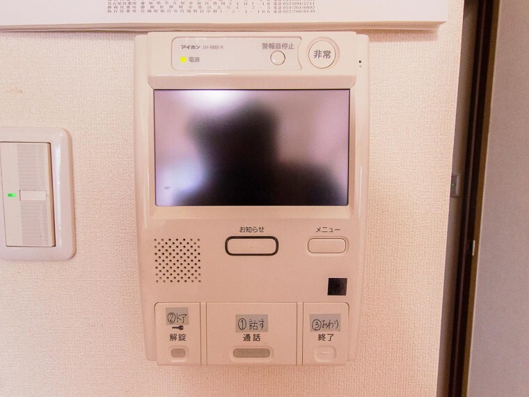 TVモニター付きインターフォン 来訪者と通話ができ、モニターで姿が確かめられるインターホンを採用しました。暮らしの安心感を一層高めます。