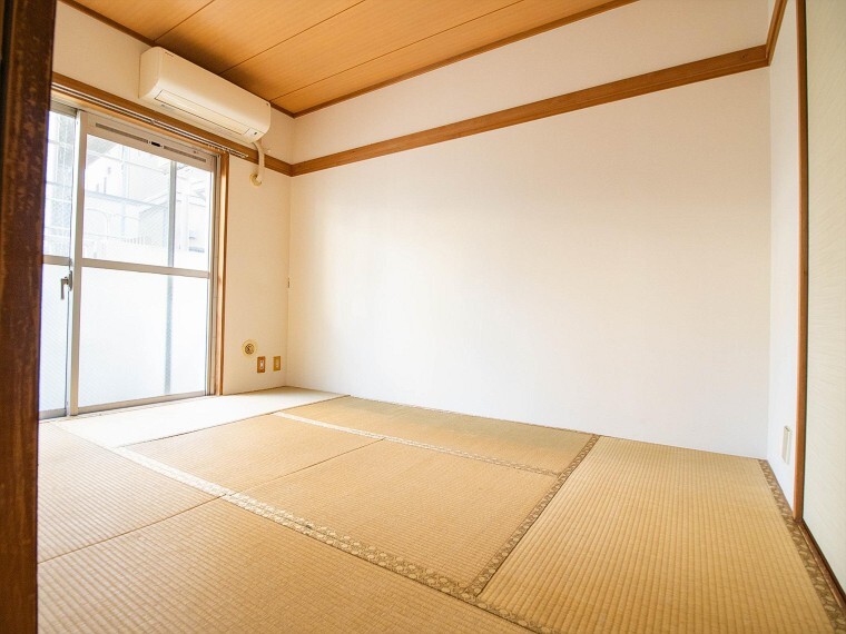和室 洋室とはまた違った良さと味わいがある和室。畳の香りに癒され、和の空間を感じることのできる落ち着きある一部屋です。