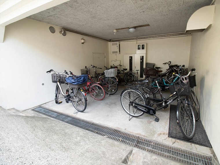 現況写真 大切な自転車を雨や風から守ってくれるビルトイン車庫付です。