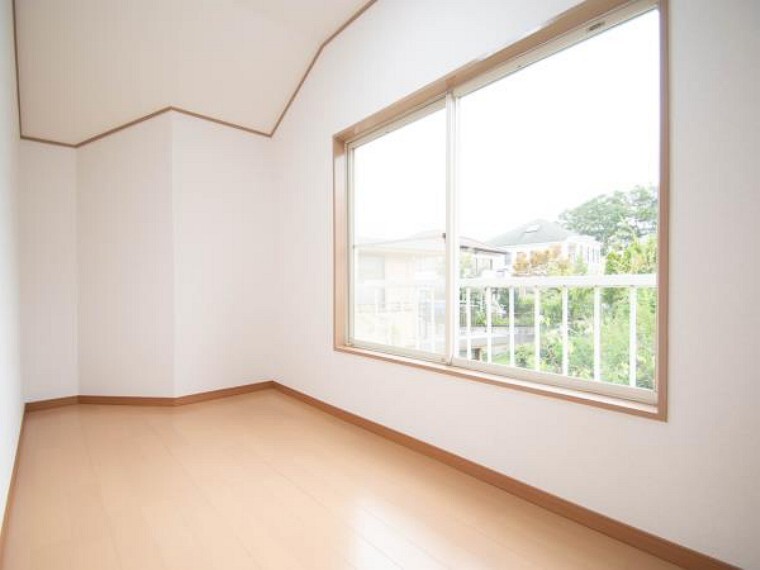 子供部屋 大きな窓で彩られた空間は、心地よい風と伸びやかな眺めを愉しむ特等席に。