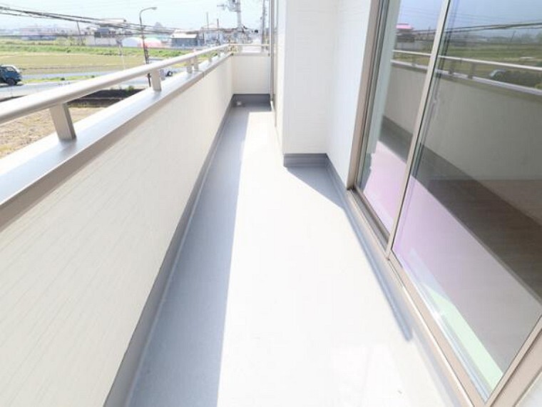 同仕様写真(内観) \同仕様写真/日当たりの良いバルコニーは、お洗濯が多いときも安心。たくさん干してもカラっと乾きそうです!