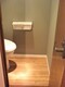 トイレ トイレは新調。ウオシュレットタイプ。水回設備は各居室と距離があります。水音が気になりません。床材は木目で落ち着き感があります。天井も木目にしました。壁クロスも落ち着き感を目指しました。