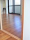 洋室 東・南からの採光があります。洋室5.7帖建具を開放すれば、20帖の空間になります。エアコン付。