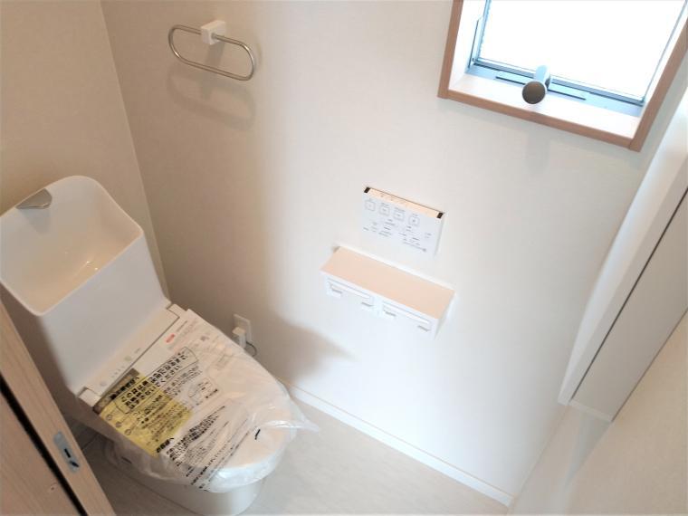 トイレ 1階・2階ともウォシュレット付きトイレです。タオルリング、替えのペーパー、小物を収納できる便利なサニタリー収納もございます。